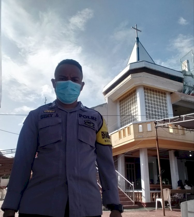 PAM Kegiatan Ibadat Minggu Umat Kristiani, Personel Polsek Alak Ingatkan Warga Terapkan Protokol Kesehatan di Gereja
