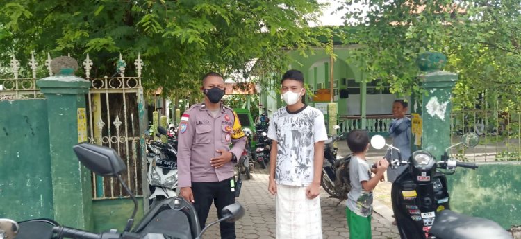 Pastikan Giat Ibadah Berjalan Dengan Aman Dan Tetap Terapkan Protokol Kesehatan, Babinkamtibmas Kelurahan Oetete Laksanakan Pengamanan Ibadah Umat Islam Di Masjid