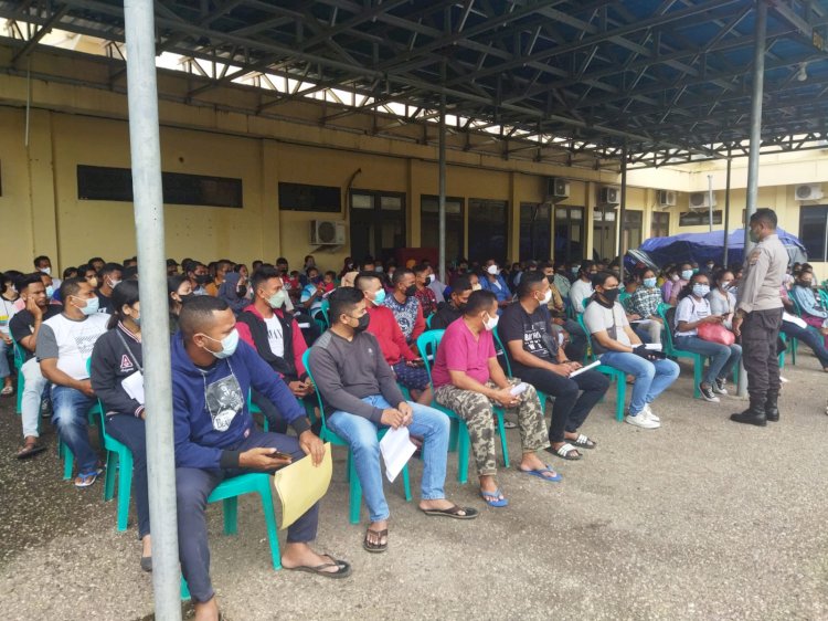 Bantuan Uang Tunai untuk PKL, Warung Dan Nelayan Disalurkan Polres Kupang Kota, Ringankan Beban Warga Yang Terdampak Covid-19