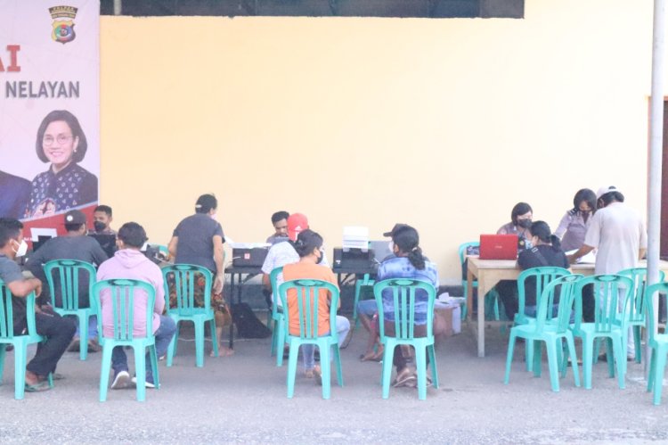 Polres Kupang Kota Terapkan Prokes Ketat Pada Tahap Kedua Pemberian Bantuan Uang Tunai untuk PKL, Warung Dan Nelayan