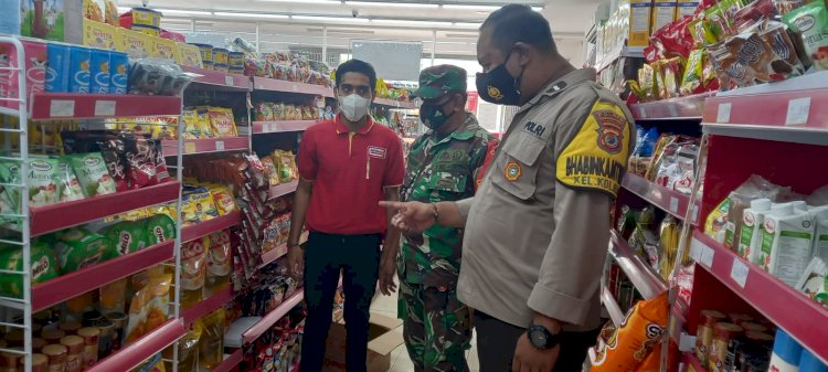 Cegah Kelangkaan Minyak Goreng, Bhabinkamtibmas Polres Kupang Kota Pantau Swalayan Dan Pasar