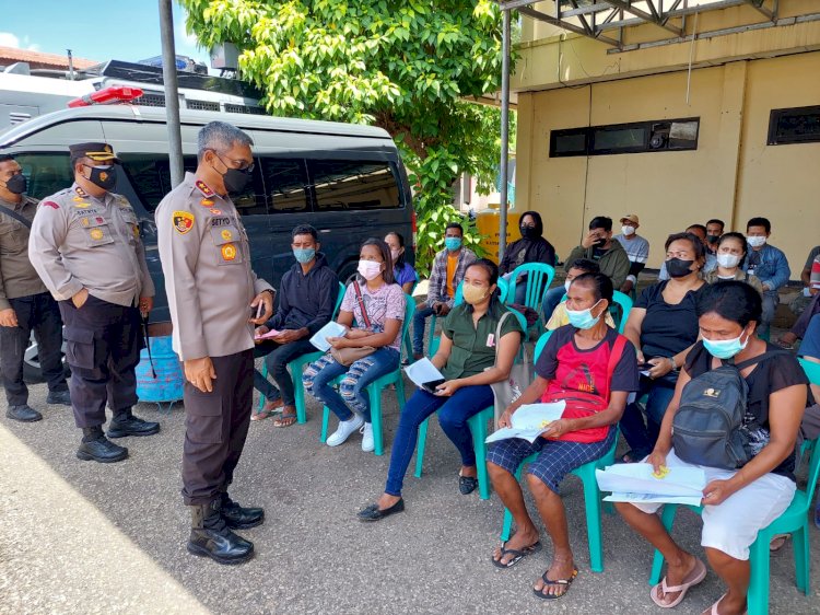 Dorong Percepatan Vaksinasi, Kapolda NTT Cek Vaksinasi Dan Pembagian BTPKLW Di Polres Kupang Kota