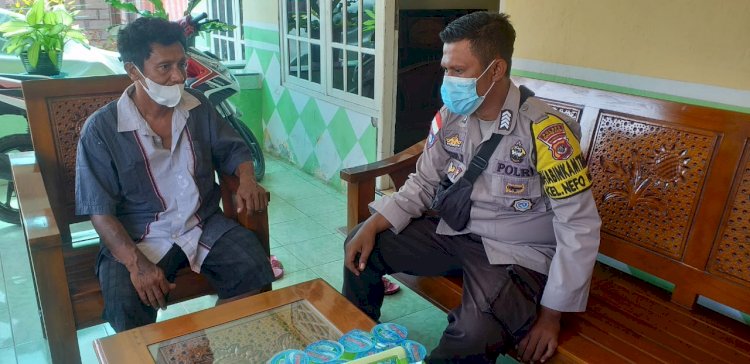 Patroli Dialogis, Bhabinkamtibmas Kelurahan Nefonaek Tetap Himbau Warga Patuhi Protokol Kesehatan Cegah Covid-19