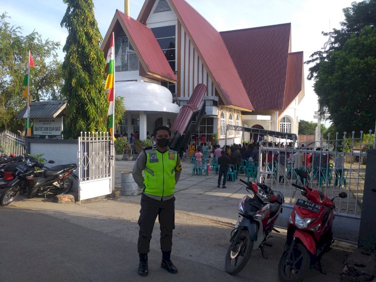 Babinkamtibmas Kelurahan Oesapa Barat Laksanakan Pam Dan Ingatkan Warga Terapkan Protokol Kesehatan di Gereja