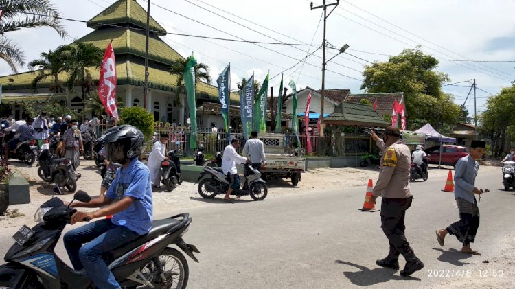 Melaksanakan Pengamanan Ibadah Sholat Jumat Bhabinkamtibmas Himbau Patuhi Protokol Kesehatan