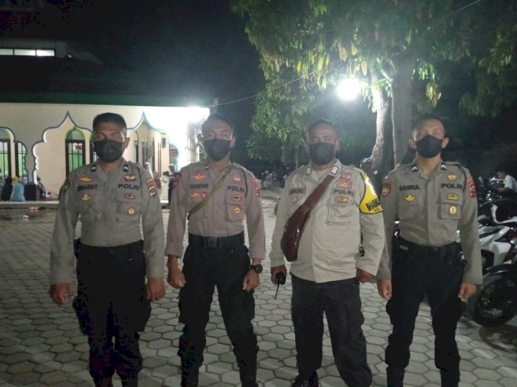 Ciptakan Rasa Aman dan Imbau Prokes, Bhabinkamtibmas Polres Kupang Kota Amankan Shalat Tarawih