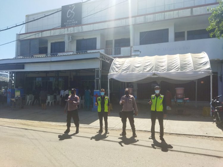 Jumat Agung, Polres Kupang Kota Terjunkan Personel Amankan Gereja Di Kota Kupang