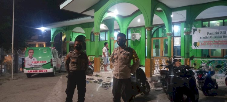 Ciptakan Rasa Aman dan Imbau Prokes, Bhabinkamtibmas Polres Kupang Kota Amankan Shalat Tarawih