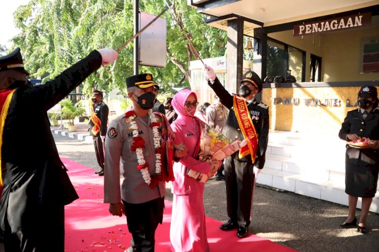 Tradisi Pedang Pora Warnai Rangkaian Pisah Sambut Kapolres Kota Kupang Kota Di Mako Polres Kota Kupang Kota