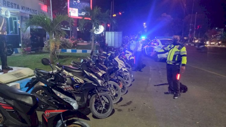 Personel Polresta Kupang Kota Laksanakan Patroli Dan Penindakan Serta Imbau Keselamatan Lalu Lintas