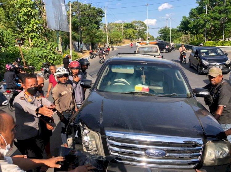 Aksi Sigap, Kapolresta Kupang Kota Bantu Evakuasi Mobil Yang Mengalami  Kecelakaan untuk Mengurangi Kemacetan