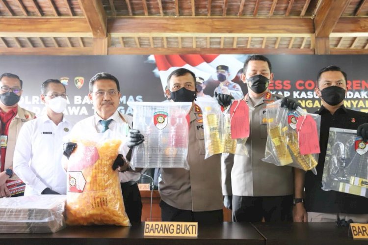 Polda Jateng Ungkap Kasus Peredaran Minyak Goreng Kemasan Tanpa Ijin Edar di Banyumas. 14 Ton Barang Bukti Disita  Peredaran Minyak Goreng Kemasan Tanpa Ijin Edar Digulung Polda Jateng