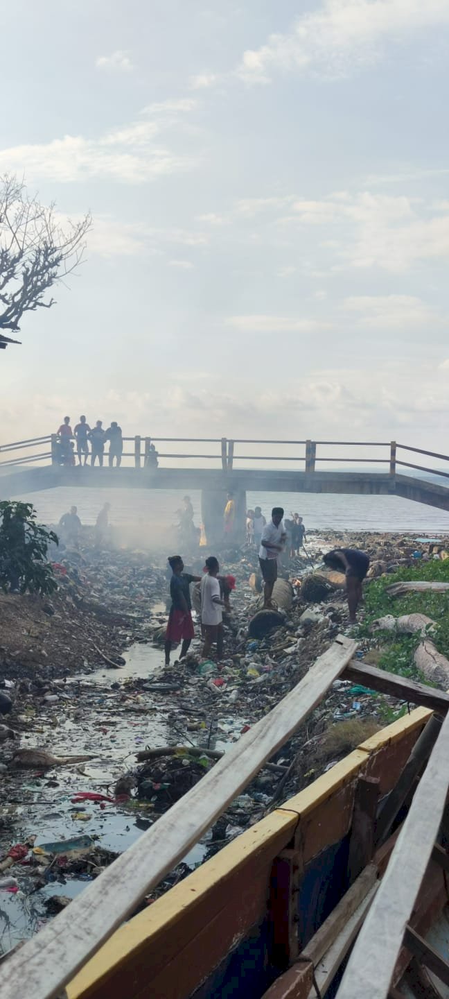 Bhanbinkamtibmas Kelurahan Pasir Panjang Melaksanakan Bakti Sosial Bersama Warga Membersihkan Sampah Tertinggal Akibat Banjir.