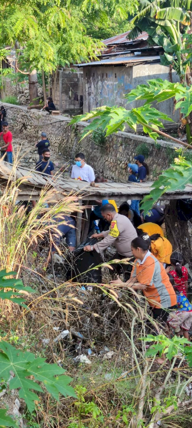 Bhanbinkamtibmas Kelurahan Pasir Panjang Melaksanakan Bakti Sosial Bersama Warga Membersihkan Sampah Tertinggal Akibat Banjir.