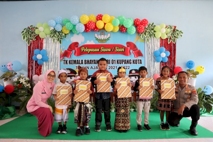 KAPOLRESTA KUPANG KOTA HADIRI KEGIATAN PELEPASAN ANAK DIDIK KELOMPOK BELAJAR TK KEMALA BHAYANGKARI 01 KUPANG KOTA