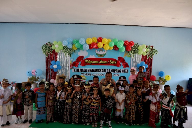 KAPOLRESTA KUPANG KOTA HADIRI KEGIATAN PELEPASAN ANAK DIDIK KELOMPOK BELAJAR TK KEMALA BHAYANGKARI 01 KUPANG KOTA