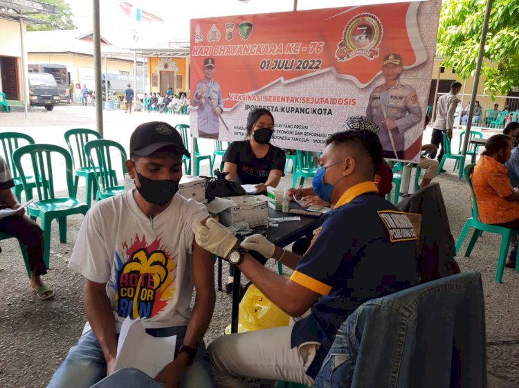 JELANG HARI BHAYANGKARA POLRESTA KUPANG KOTA GELAR GIAT VAKSIN SERENTAK SEJUTA DOSIS.