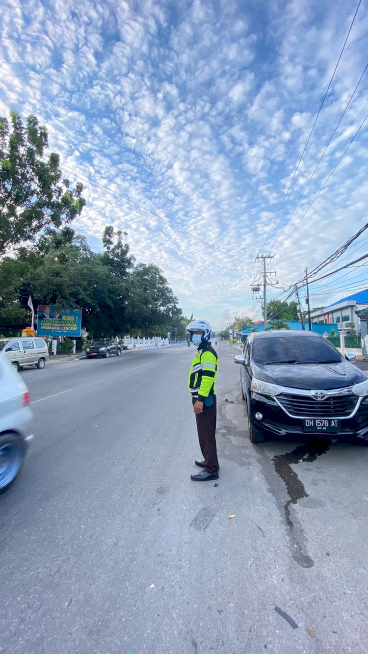 SATUAN LALU-LINTAS POLRESTA KUPANG KOTA LAKSANAKAN GIAT PEMANTAUAN KENDARAAN YANG PARKIR BERLAPIS.