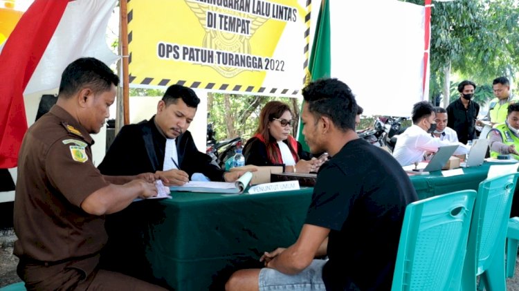 SATUAN LALU-LINTAS POLRESTA KUPANG KOTA LAKSANAKAN GIAT SIDANG TILANG DI TEMPAT  OPERASI PATUH TURANGGA 2022