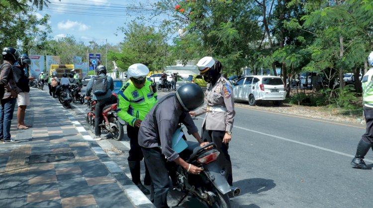 SATUAN LALU-LINTAS POLRESTA KUPANG KOTA LAKSANAKAN GIAT SIDANG TILANG DI TEMPAT  OPERASI PATUH TURANGGA 2022