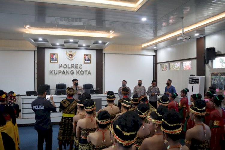 EMPAT POLSEK POLRESTA KUPANG KOTA IKUTI LOMBA TARIAN KREASI LOKAL SAMBUT HARI BHAYANGKARA KE-76