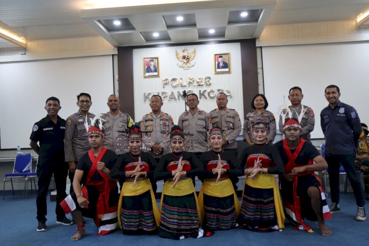 EMPAT POLSEK POLRESTA KUPANG KOTA IKUTI LOMBA TARIAN KREASI LOKAL SAMBUT HARI BHAYANGKARA KE-76