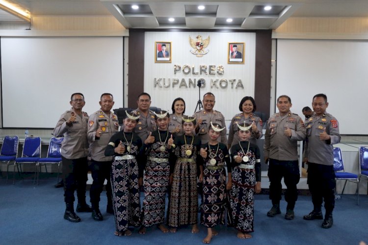 EMPAT POLSEK POLRESTA KUPANG KOTA IKUTI LOMBA TARIAN KREASI LOKAL SAMBUT HARI BHAYANGKARA KE-76