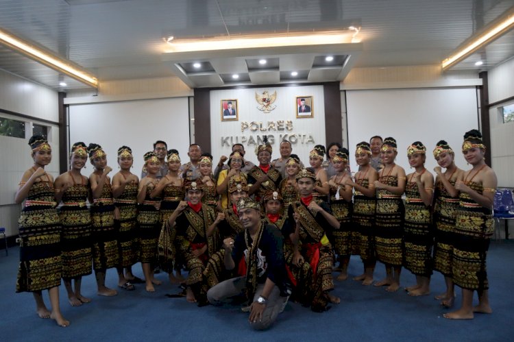 EMPAT POLSEK POLRESTA KUPANG KOTA IKUTI LOMBA TARIAN KREASI LOKAL SAMBUT HARI BHAYANGKARA KE-76