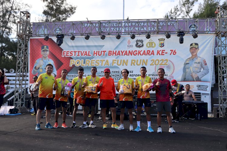 Kapolda NTT Melepas Peserta Fun Run polresta Kupang Kota.