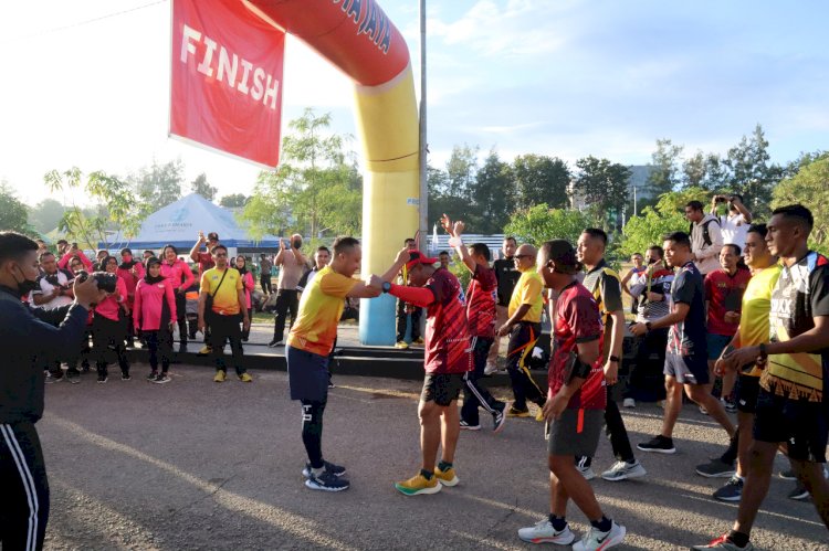 Kapolda NTT Melepas Peserta Fun Run polresta Kupang Kota.