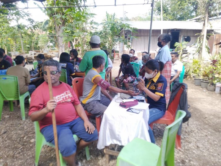 Polresta Kupang Kota Laksanakan Giat Vaksin di Kampung Tuna netra.