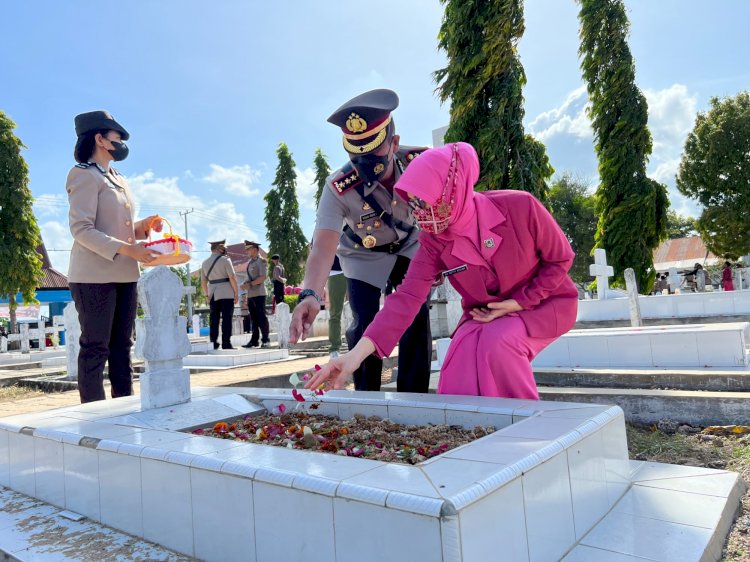 Jelang Hari Bhayangkara Ke-76 Kapolresta Kupang Kota Ziarah Ke TMP Dharmaloka.