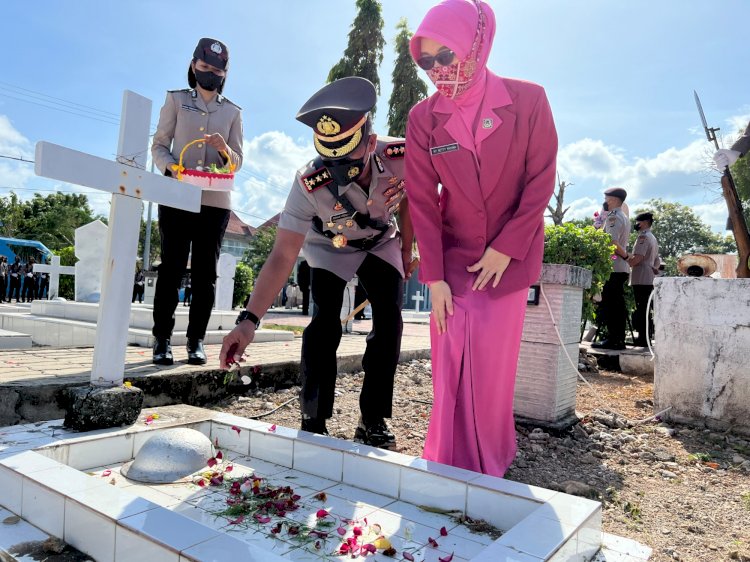 Jelang Hari Bhayangkara Ke-76 Kapolresta Kupang Kota Ziarah Ke TMP Dharmaloka.