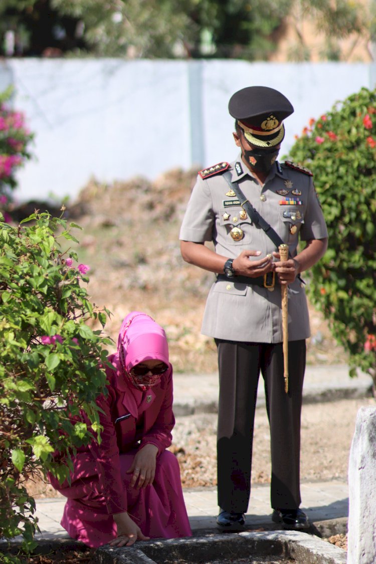 Jelang Hari Bhayangkara Ke-76 Kapolresta Kupang Kota Ziarah Ke TMP Dharmaloka.