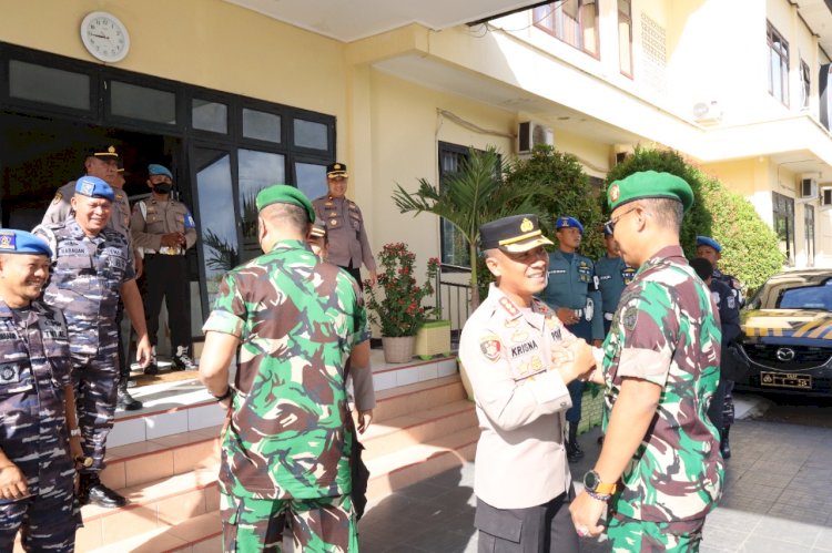 Hari Bhayangkara, Kapolresta Kupang Kota Dapat Kejutan Dari Dandim dan Danpomal.