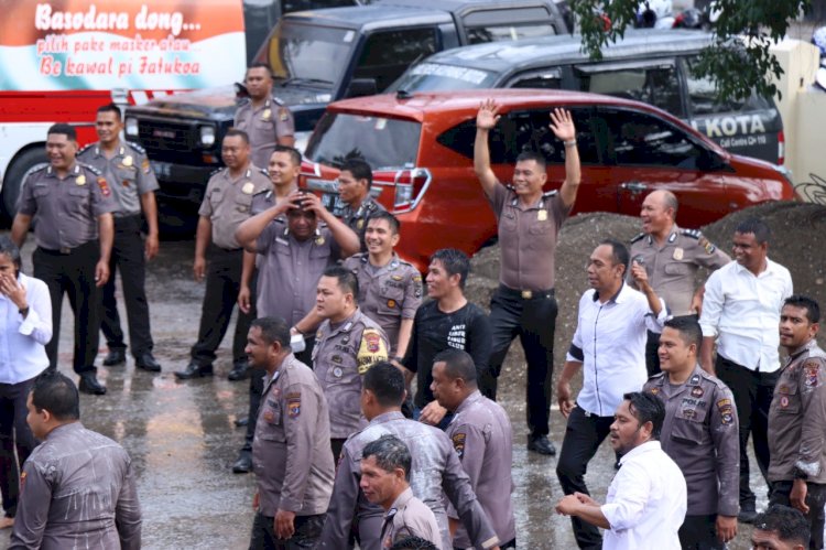 Anggota Polresta Kupang Kota Basah Kuyub Disiram Kapolresta