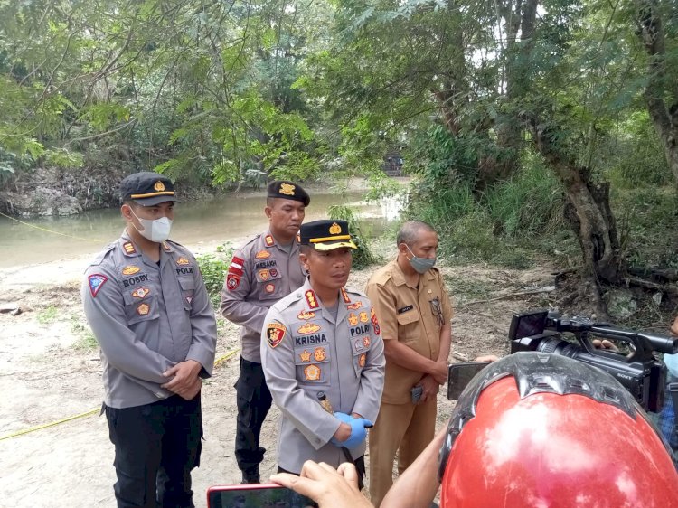 Polresta Kupang Kota Mengamankan TKP Penemuan Mayat di Pohon Duri Oesapa.