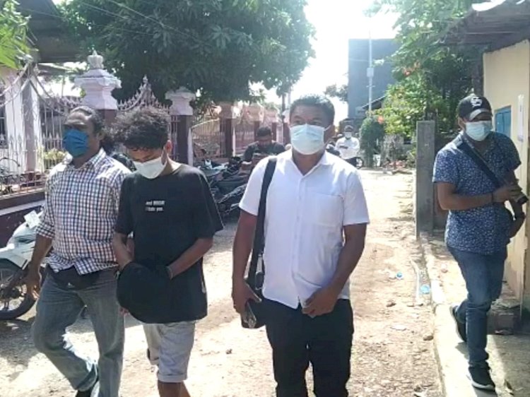 Polsek Oebobo kawal tahanan melayat Orang Tua yang meninggal dunia.