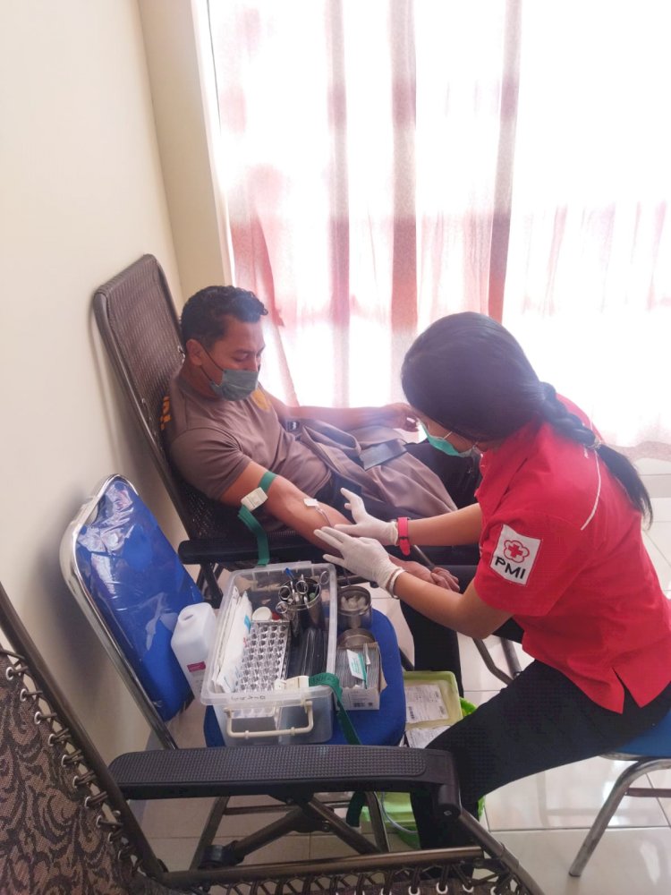 Anggota Polresta Kupang Kota Partisipasi dalam Donor Darah yang digelar oleh BNN Kota Kupang.