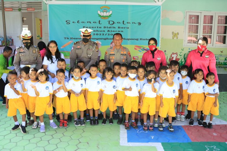 Kapolresta Hadiri Acara Penerimaan Siswa Baru Di Tk Kemala Bhayangkari 01 Kota Kupang.