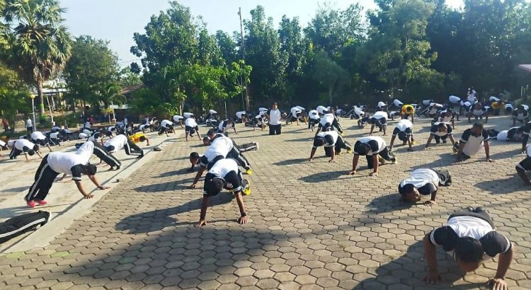 Anggota Polresta Kupang Laksanakan Olah Raga dan Zumba bersama di Taman Nostalgia.