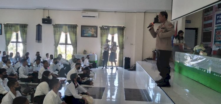Kapolsek Oebobo Polresta Kupang Kota bawakan materi dalam Kegiatan PLS bagi Siswa SMA Negeri 3 Kupang.