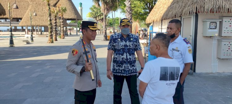 Polresta Kupang Kota tertibkan Area di Taman Kelapa Lima.