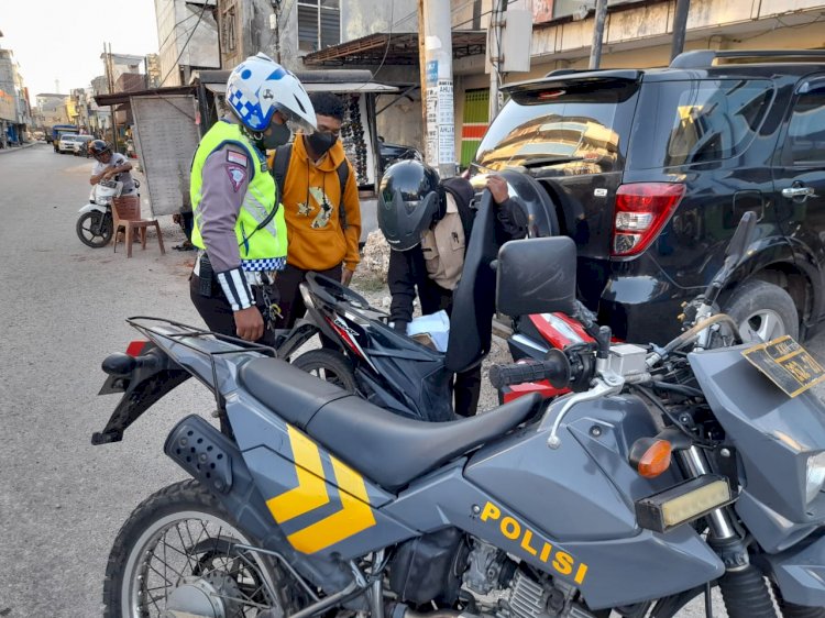 Personil UKL Regu II Piket Pos Polisi LLBK Laksanakan Penertiban Kendaraan dan Parkir.