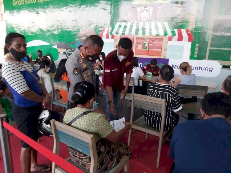 Polresta Kupang Kota buka pelayanan Vaksinasi Booster di Pusat keramaian.