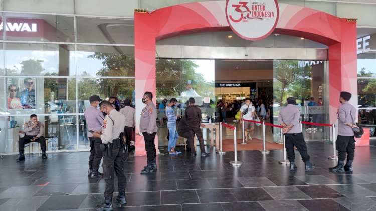 Personel Polresta Kupang Kota Laksanakan pengamanan Kegiatan Kapolda Cup II Kejuaraan Binaraga, Body Contest Women, Sport Model Panco Dan Aerobik di Lippo Plaza Kupang.