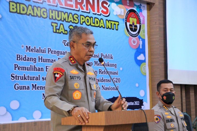 Kapolda NTT membuka Rakernis Fungsi Humas Polda NTT di Hotel Silvia Kupang.