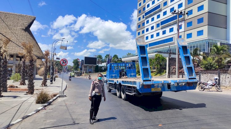 Satuan Lantas Polresta Kupang Kota Tertibkan Parkiran di Depan Hotel Aston