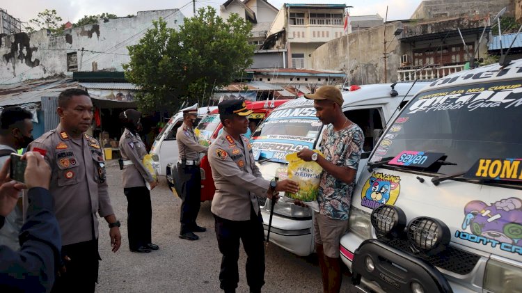Kapolresta Bagikan Bantuan Sembako Kepada Puluhan Sopir Angkot Yang Terdampak Kenaikan BBM di Terminal Kupang