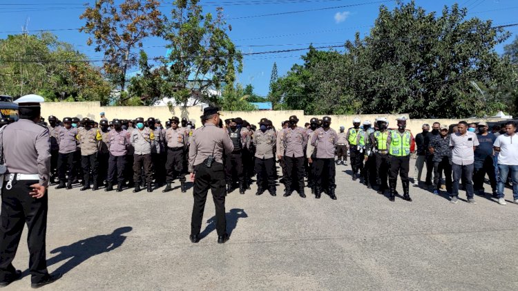 Personel Polresta Kupang Kota Laksanakan Apel Persiapan Pengaman Aksi Unjuk Rasa Penolakan Kenaikan BBM Bersubsidi Di Mako Polresta Kota Kupang